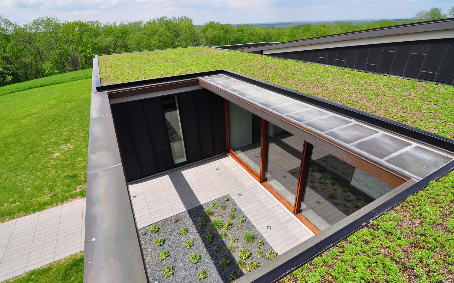An Eco-Friendly Modern Home with Green Roof and Ventilated Facade in Blue Mounds, Wisconsin by Johnsen Schmaling Architects (7)