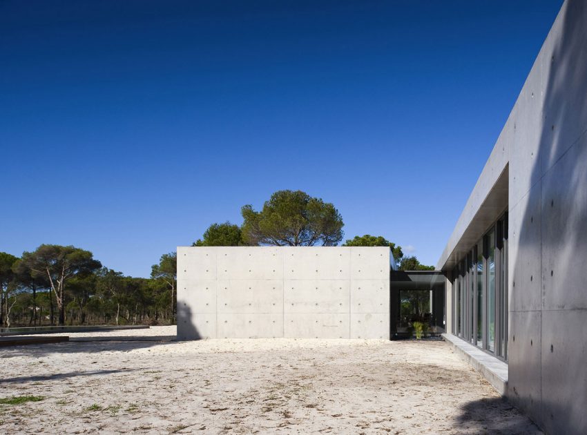 An Elegant Concrete and Glass Home with Warm and Cozy Interior in Comporta, Portugal by RRJ Arquitectos (7)