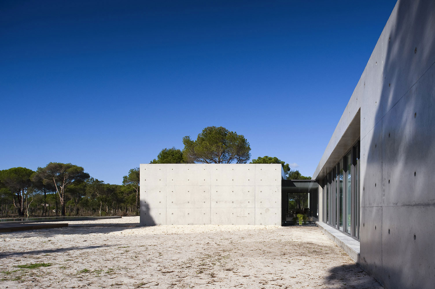 An Elegant Concrete and Glass Home with Warm and Cozy Interior in Comporta, Portugal by RRJ Arquitectos (7)