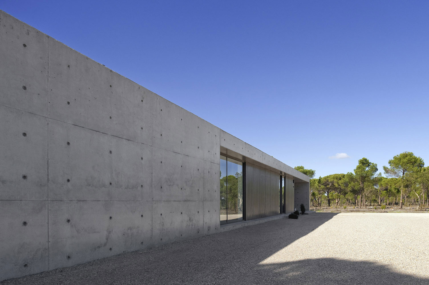 An Elegant Concrete and Glass Home with Warm and Cozy Interior in Comporta, Portugal by RRJ Arquitectos (8)