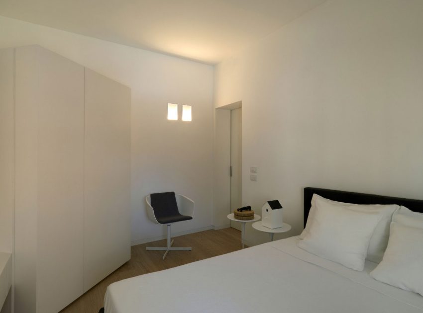 An Elegant Contemporary Apartment with Multifunctional Furniture in Venice by Baldessari e Baldessari (10)