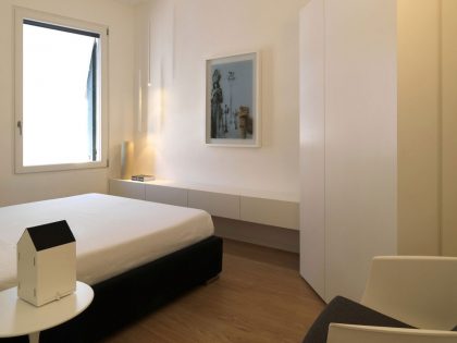 An Elegant Contemporary Apartment with Multifunctional Furniture in Venice by Baldessari e Baldessari (11)