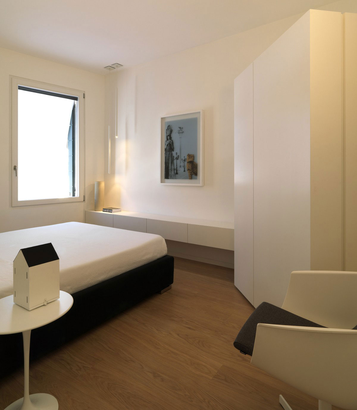 An Elegant Contemporary Apartment with Multifunctional Furniture in Venice by Baldessari e Baldessari (11)