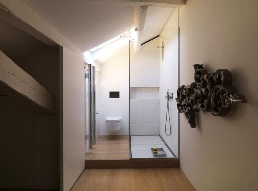 An Elegant Contemporary Apartment with Multifunctional Furniture in Venice by Baldessari e Baldessari (12)