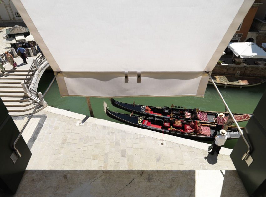 An Elegant Contemporary Apartment with Multifunctional Furniture in Venice by Baldessari e Baldessari (14)