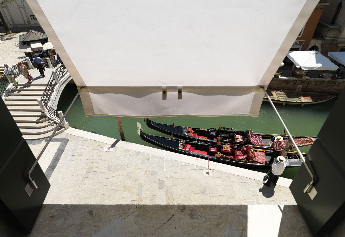 An Elegant Contemporary Apartment with Multifunctional Furniture in Venice by Baldessari e Baldessari (14)