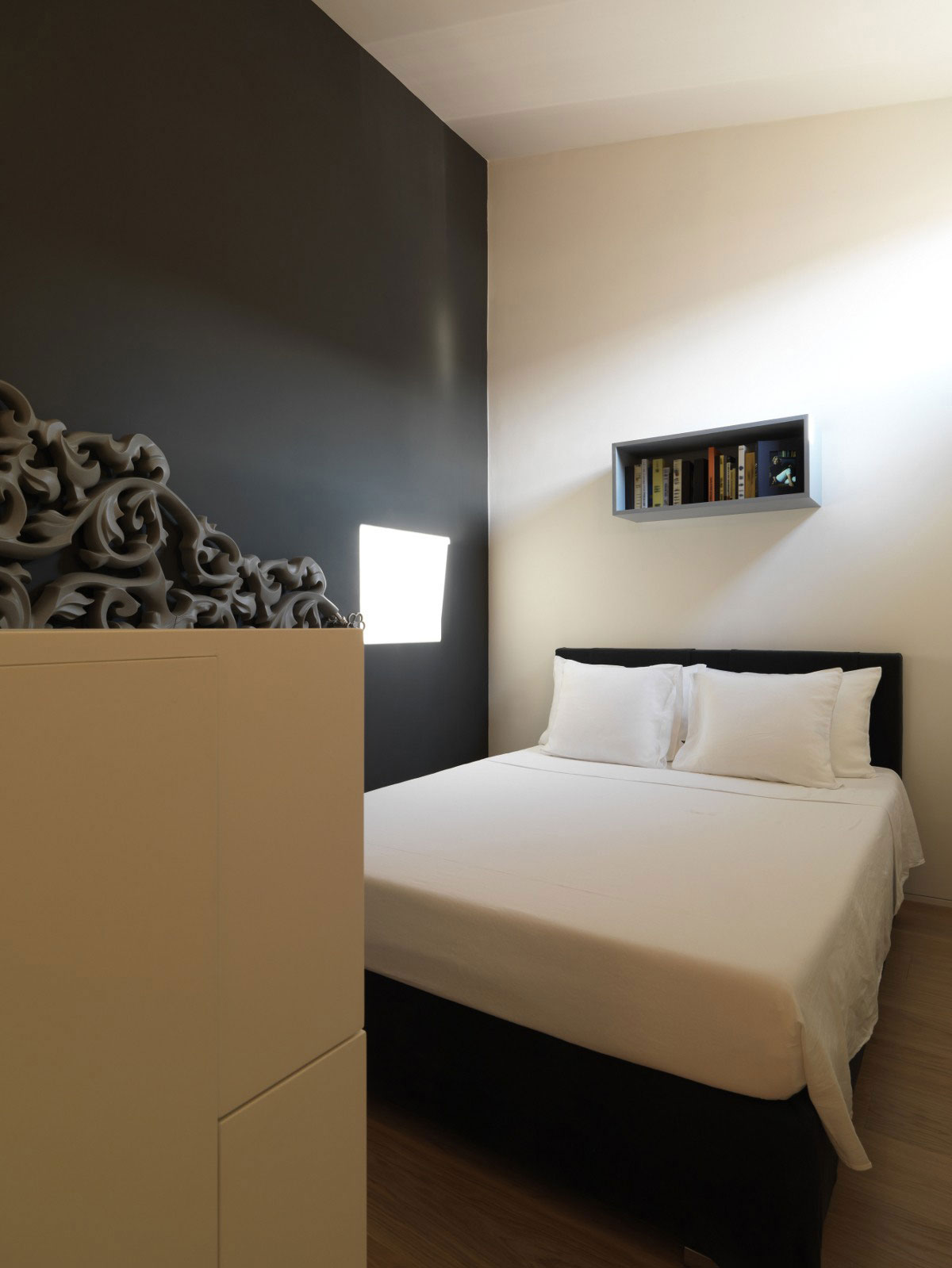 An Elegant Contemporary Apartment with Multifunctional Furniture in Venice by Baldessari e Baldessari (8)