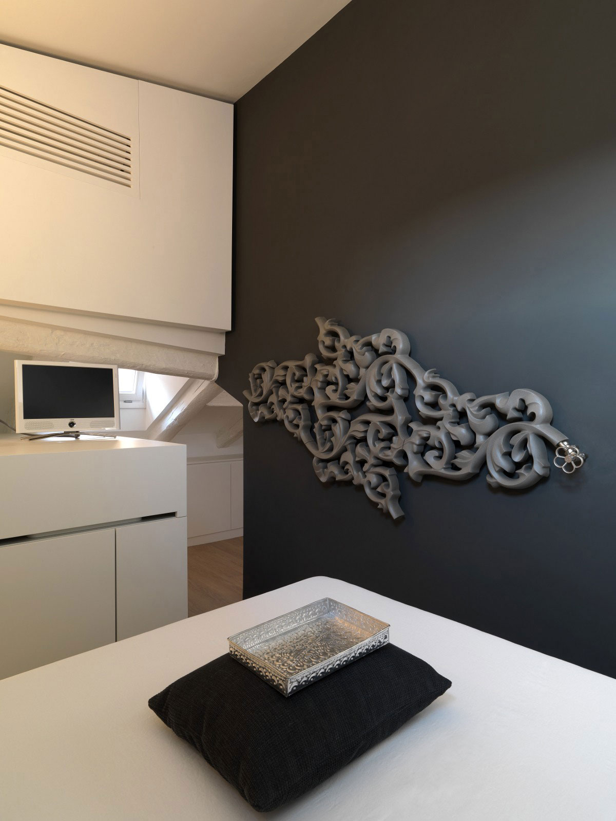 An Elegant Contemporary Apartment with Multifunctional Furniture in Venice by Baldessari e Baldessari (9)