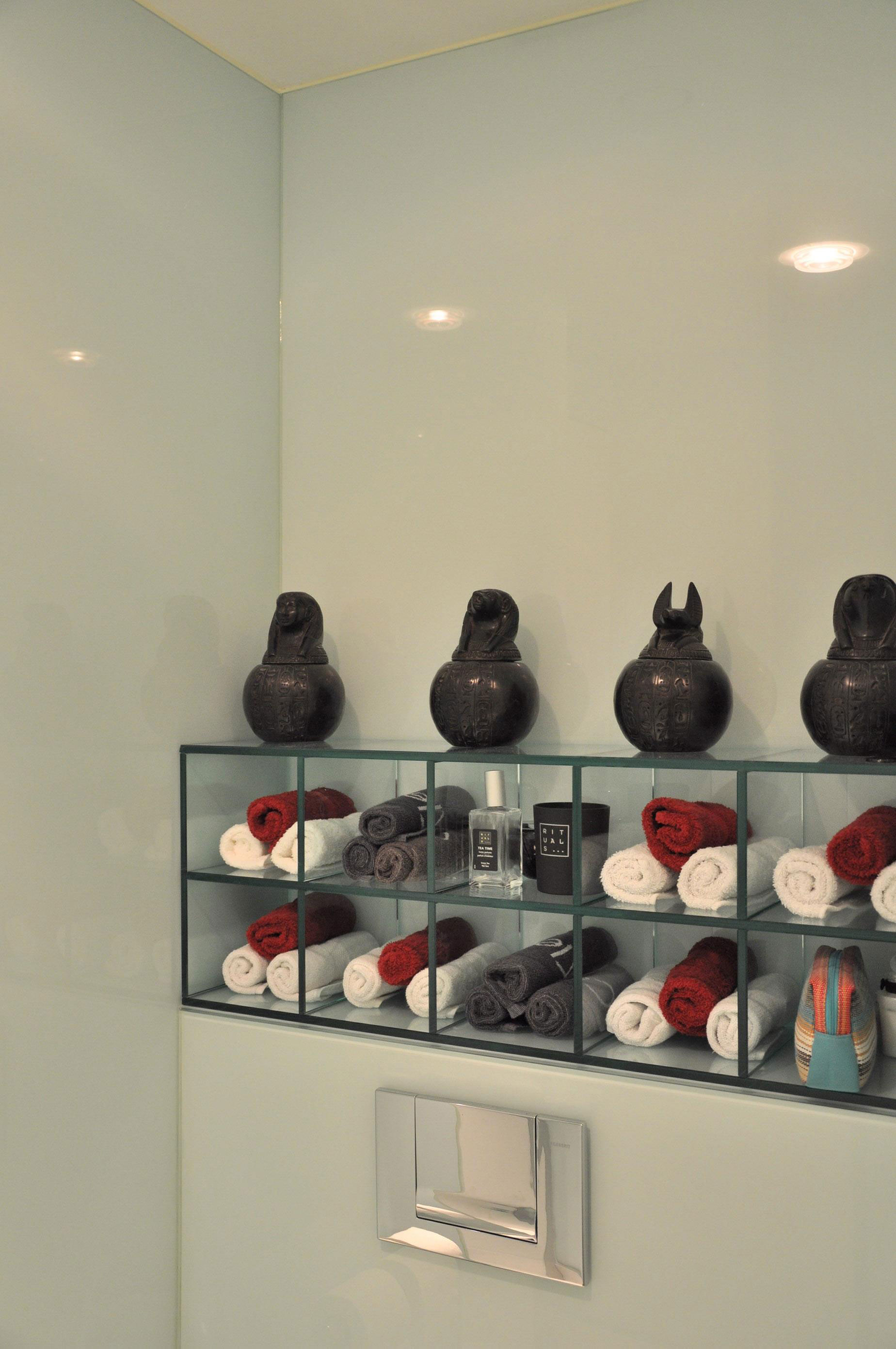 An Elegant Contemporary Apartment with Timeless and Sophisticated Environment in Lisbon by Nuno Ladeiro (10)