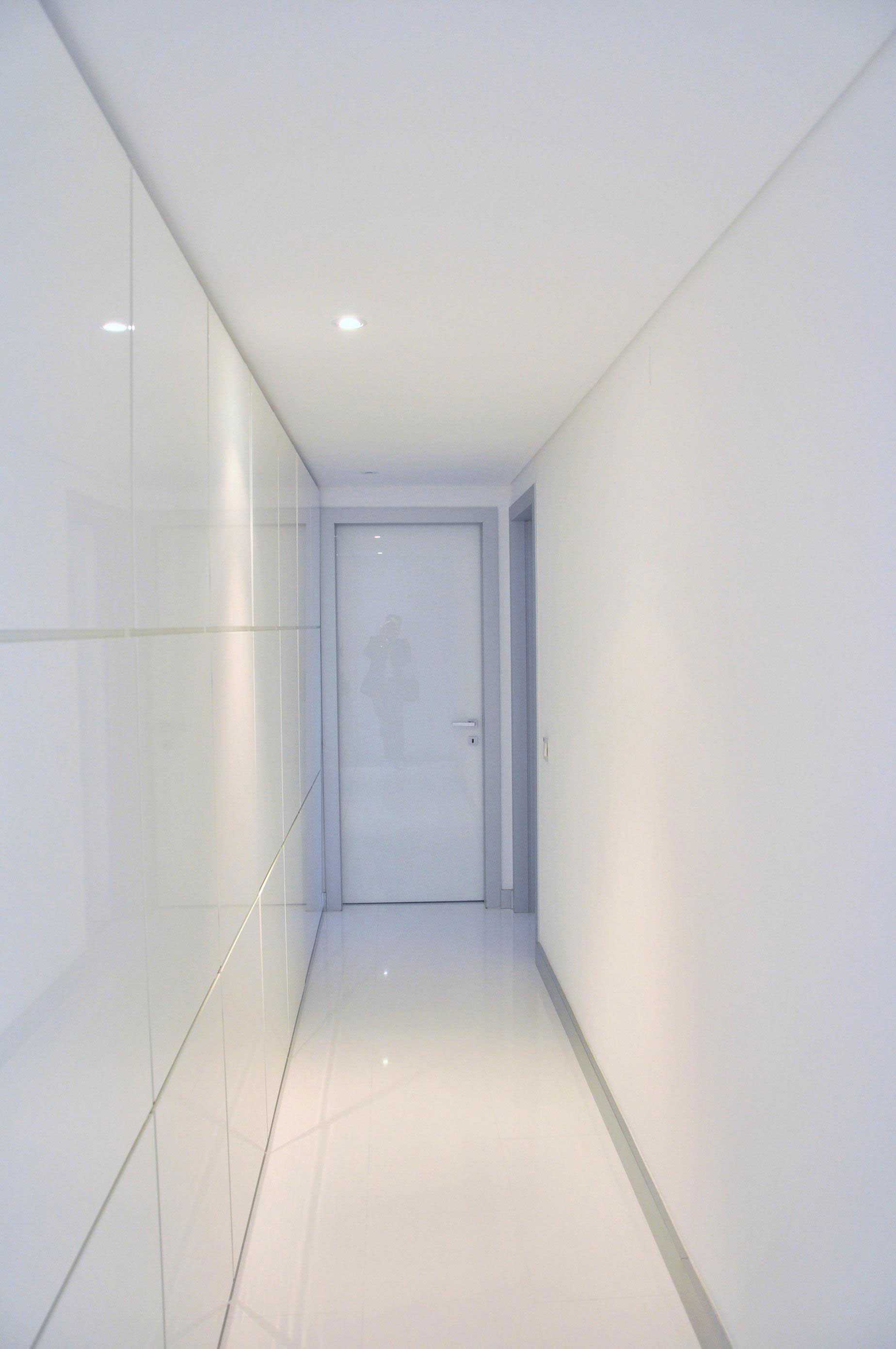 An Elegant Contemporary Apartment with Timeless and Sophisticated Environment in Lisbon by Nuno Ladeiro (12)