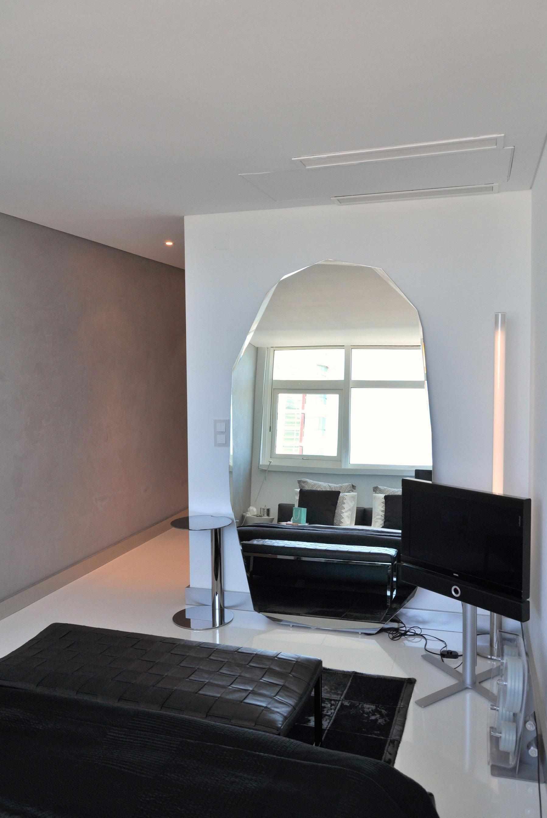 An Elegant Contemporary Apartment with Timeless and Sophisticated Environment in Lisbon by Nuno Ladeiro (5)