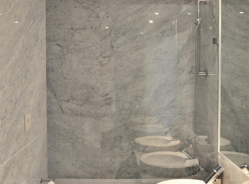 An Elegant Contemporary Apartment with Timeless and Sophisticated Environment in Lisbon by Nuno Ladeiro (8)