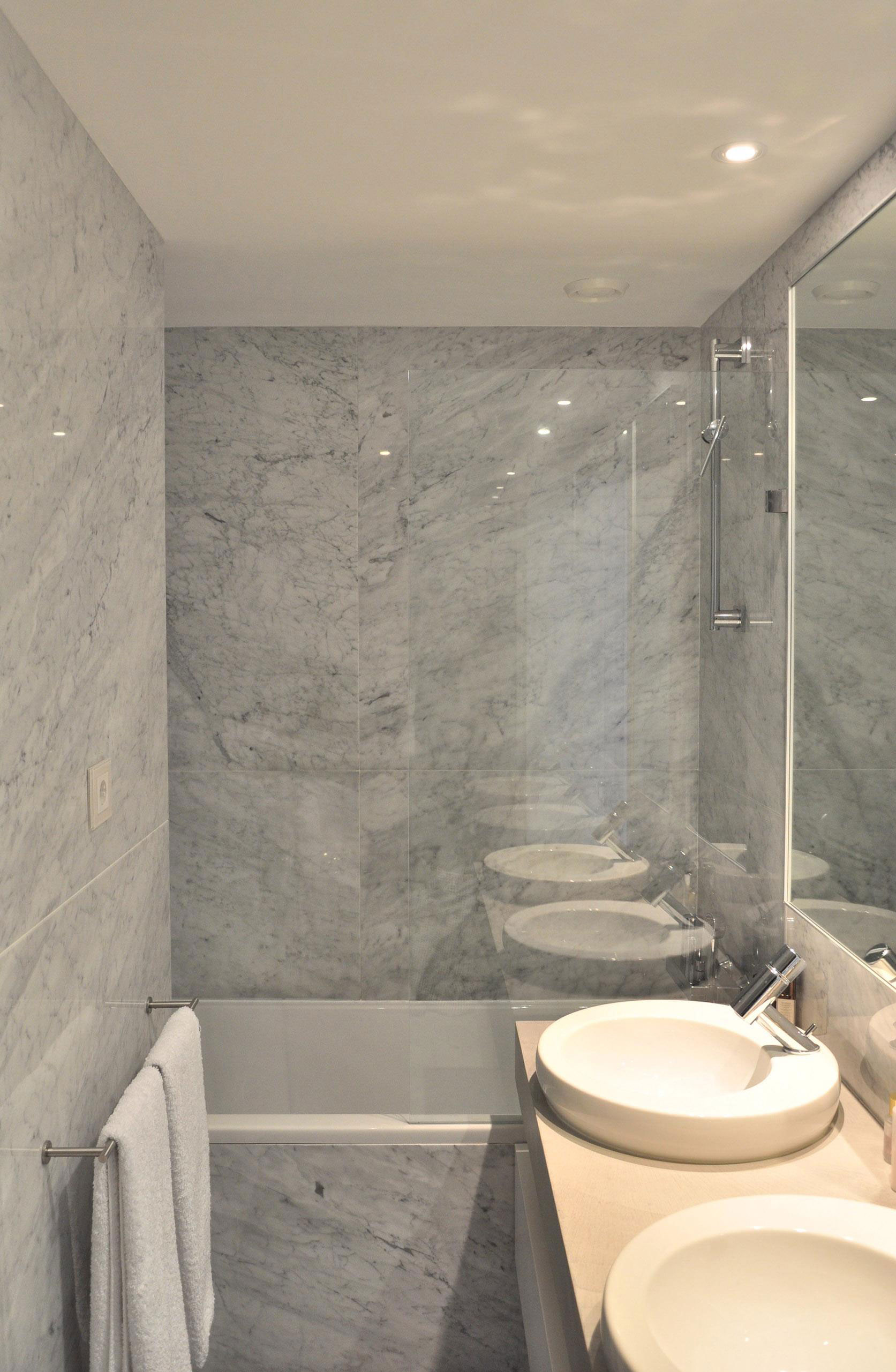 An Elegant Contemporary Apartment with Timeless and Sophisticated Environment in Lisbon by Nuno Ladeiro (8)