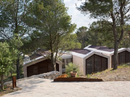 An Elegant Contemporary Home Surrounded by Pine Trees with Wonderful Views in Montpellier by N+B Architectes (1)