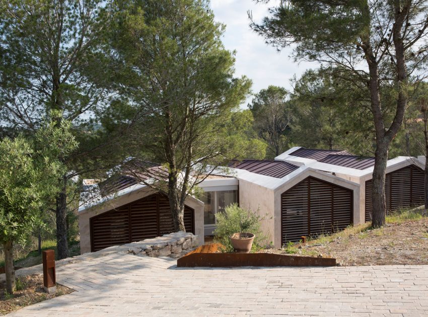 An Elegant Contemporary Home Surrounded by Pine Trees with Wonderful Views in Montpellier by N+B Architectes (1)