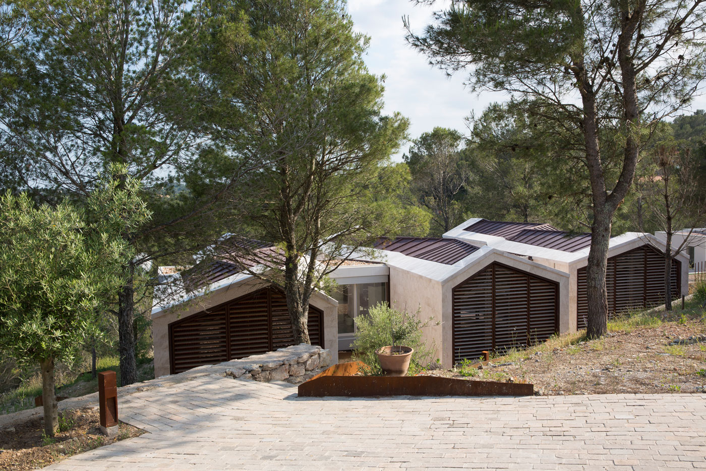 An Elegant Contemporary Home Surrounded by Pine Trees with Wonderful Views in Montpellier by N+B Architectes (1)