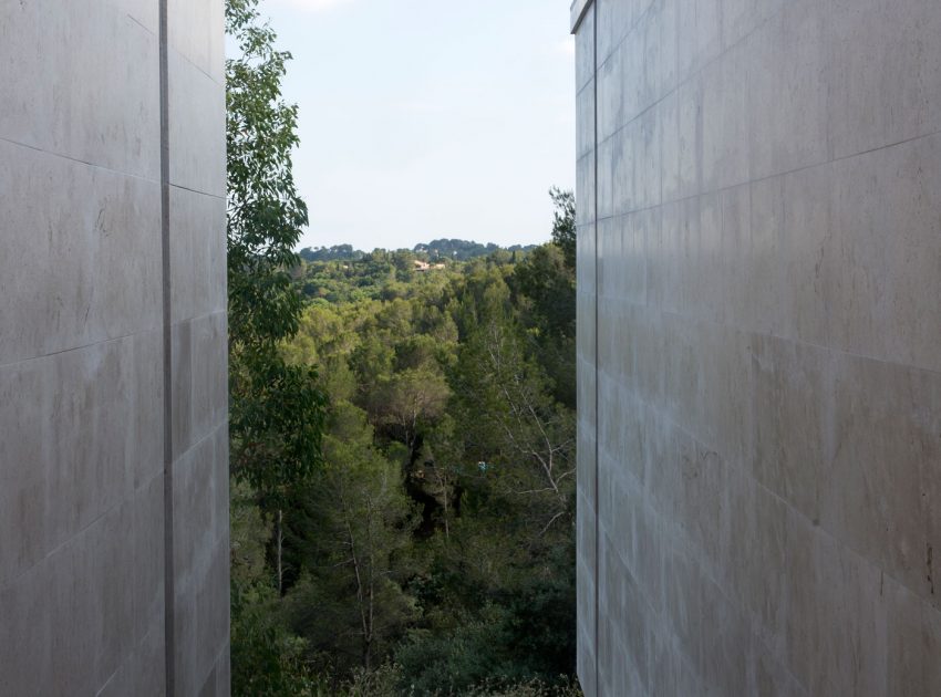 An Elegant Contemporary Home Surrounded by Pine Trees with Wonderful Views in Montpellier by N+B Architectes (12)