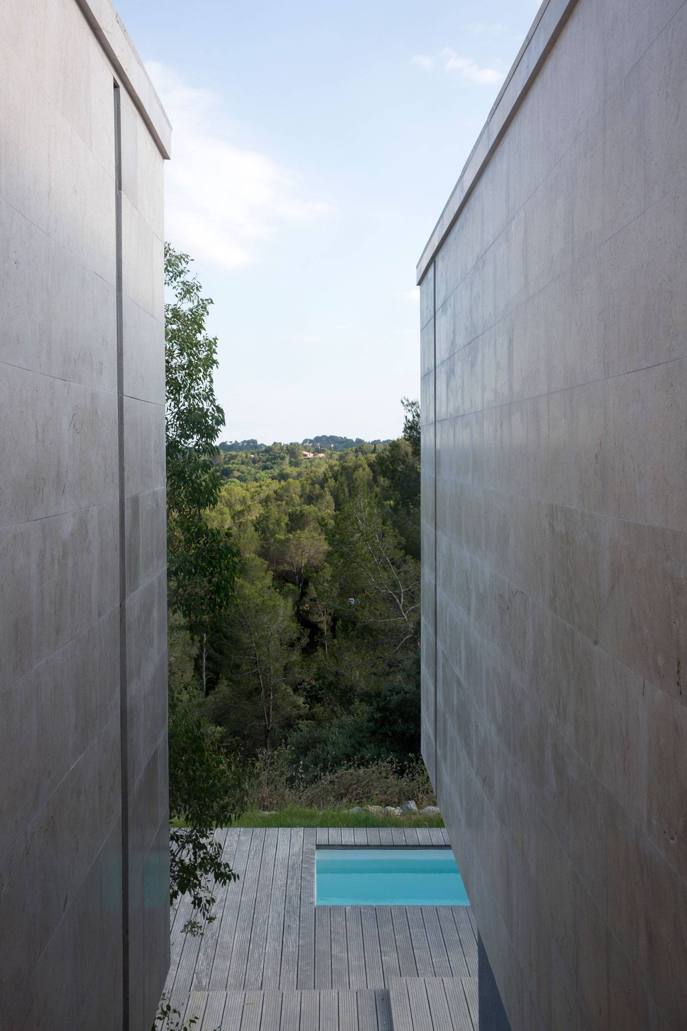 An Elegant Contemporary Home Surrounded by Pine Trees with Wonderful Views in Montpellier by N+B Architectes (12)