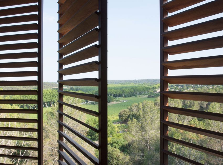 An Elegant Contemporary Home Surrounded by Pine Trees with Wonderful Views in Montpellier by N+B Architectes (13)