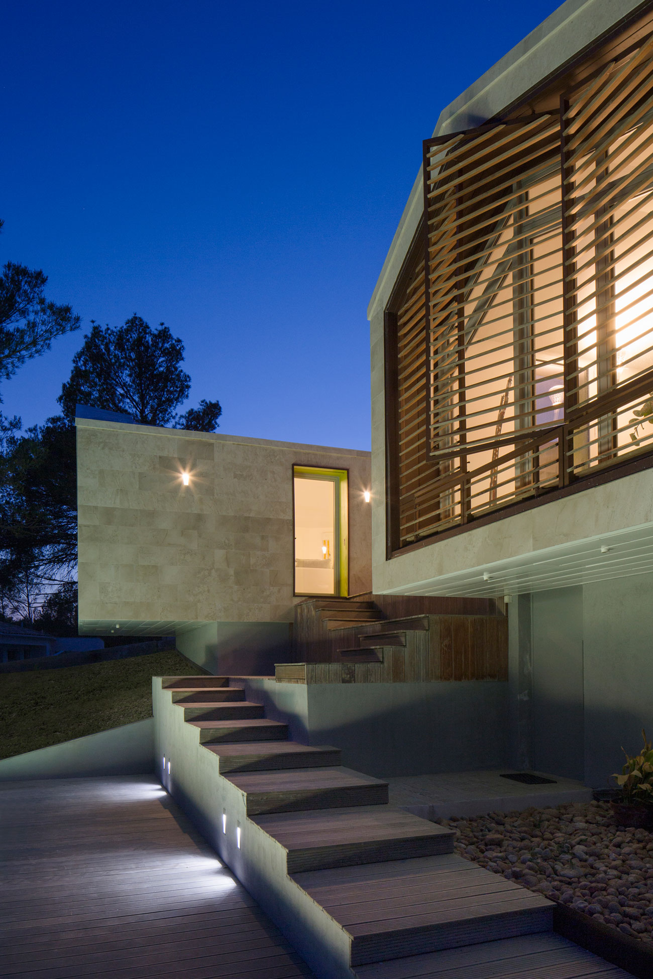 An Elegant Contemporary Home Surrounded by Pine Trees with Wonderful Views in Montpellier by N+B Architectes (16)