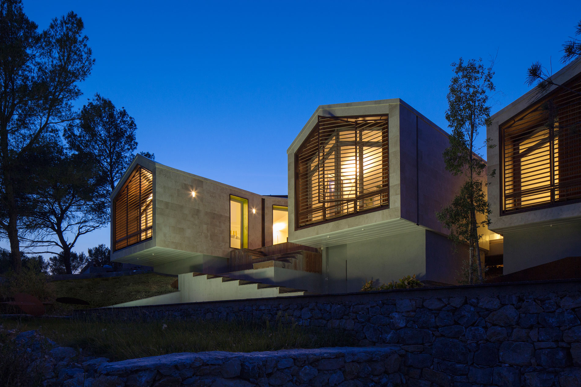 An Elegant Contemporary Home Surrounded by Pine Trees with Wonderful Views in Montpellier by N+B Architectes (18)