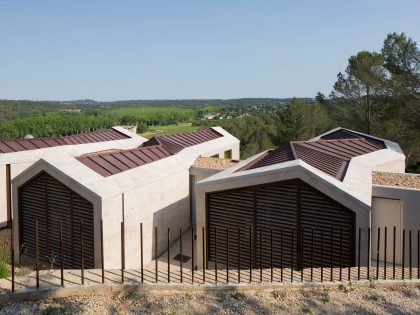 An Elegant Contemporary Home Surrounded by Pine Trees with Wonderful Views in Montpellier by N+B Architectes (2)