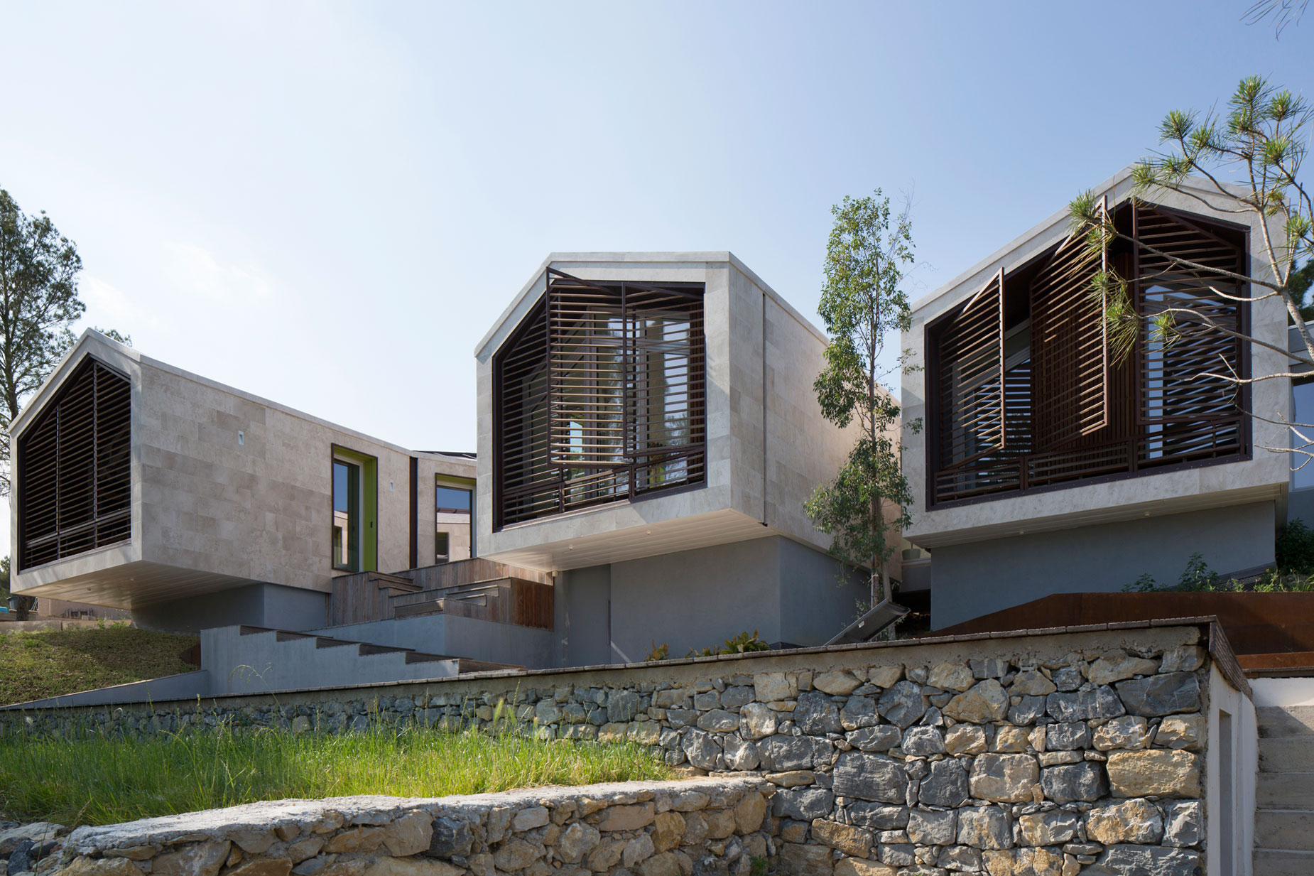 An Elegant Contemporary Home Surrounded by Pine Trees with Wonderful Views in Montpellier by N+B Architectes (3)