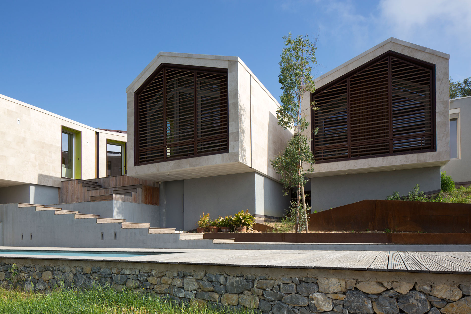 An Elegant Contemporary Home Surrounded by Pine Trees with Wonderful Views in Montpellier by N+B Architectes (4)