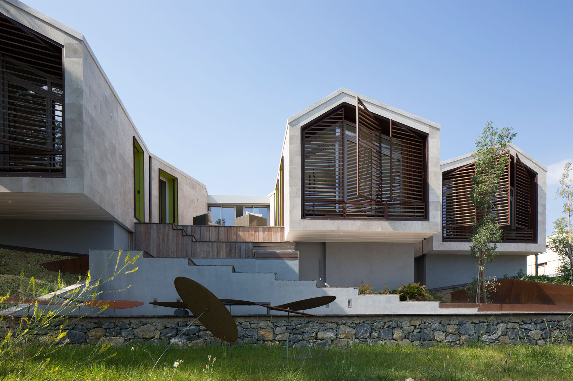 An Elegant Contemporary Home Surrounded by Pine Trees with Wonderful Views in Montpellier by N+B Architectes (5)