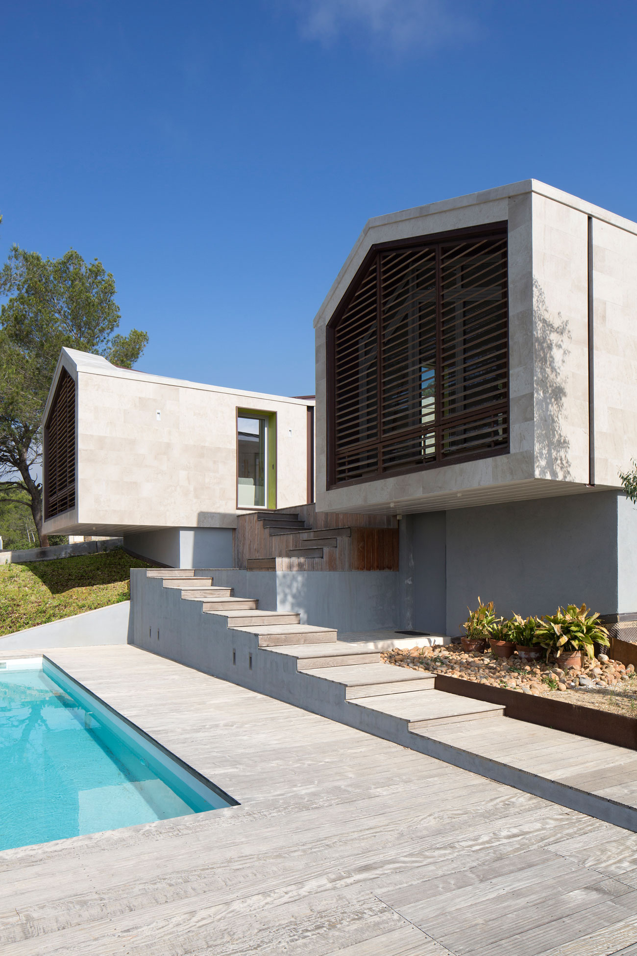 An Elegant Contemporary Home Surrounded by Pine Trees with Wonderful Views in Montpellier by N+B Architectes (7)
