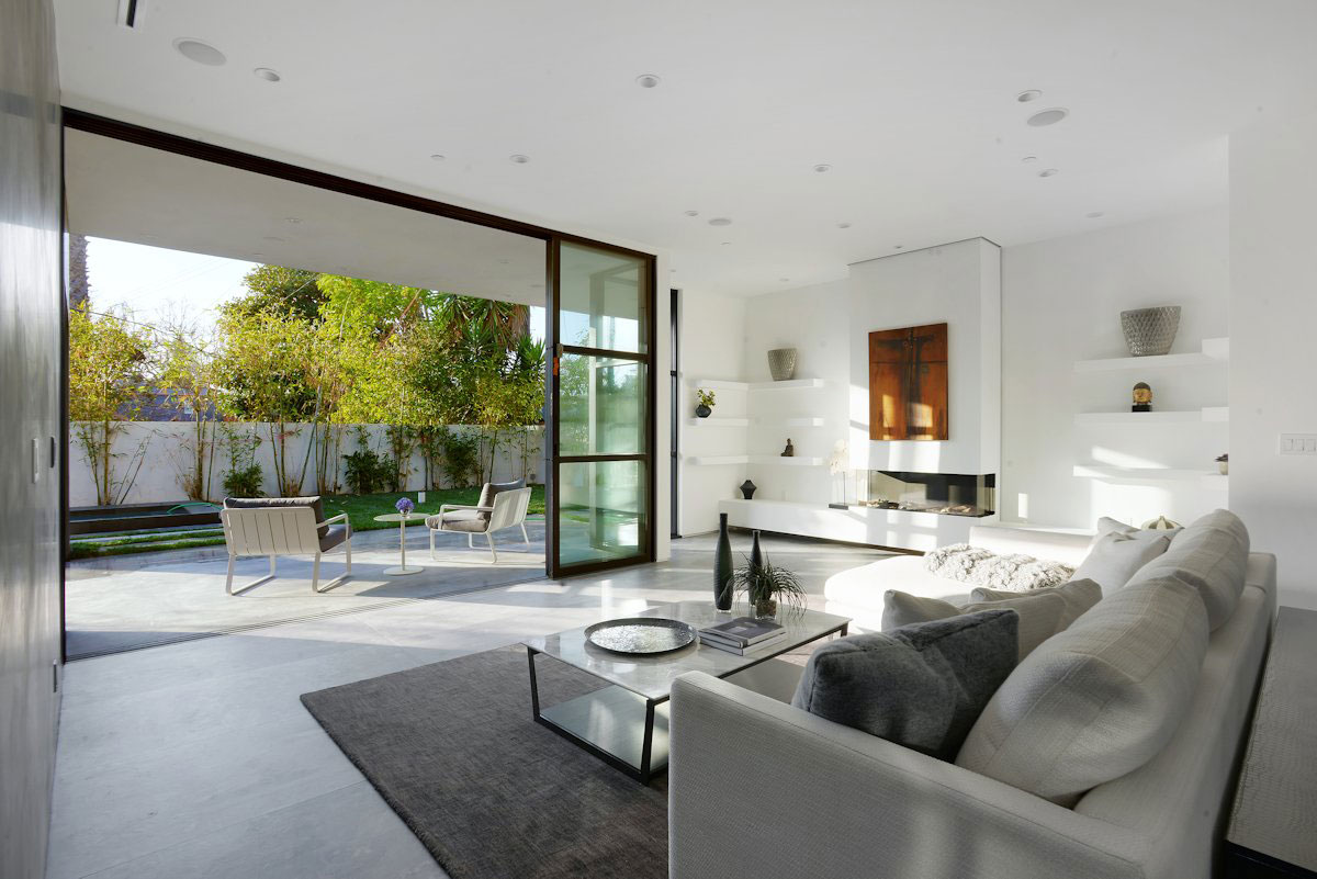 An Elegant Contemporary Home with Chic and Spacious Interior in Los Angeles by Amit Apel Design (1)