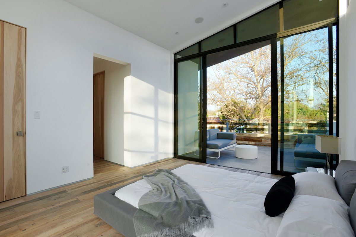 An Elegant Contemporary Home with Chic and Spacious Interior in Los Angeles by Amit Apel Design (23)