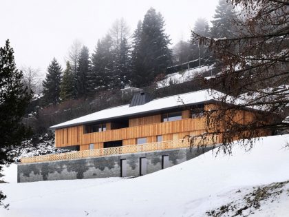 An Elegant Contemporary Home with a Long Swimming Pool in Fribourg, Switzerland by Ralph Germann Architectes (1)