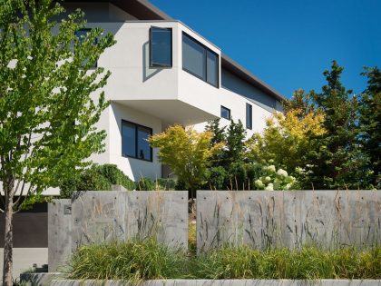 An Elegant Lakeside Summer Home with Modern and Spectacular Views in Seattle