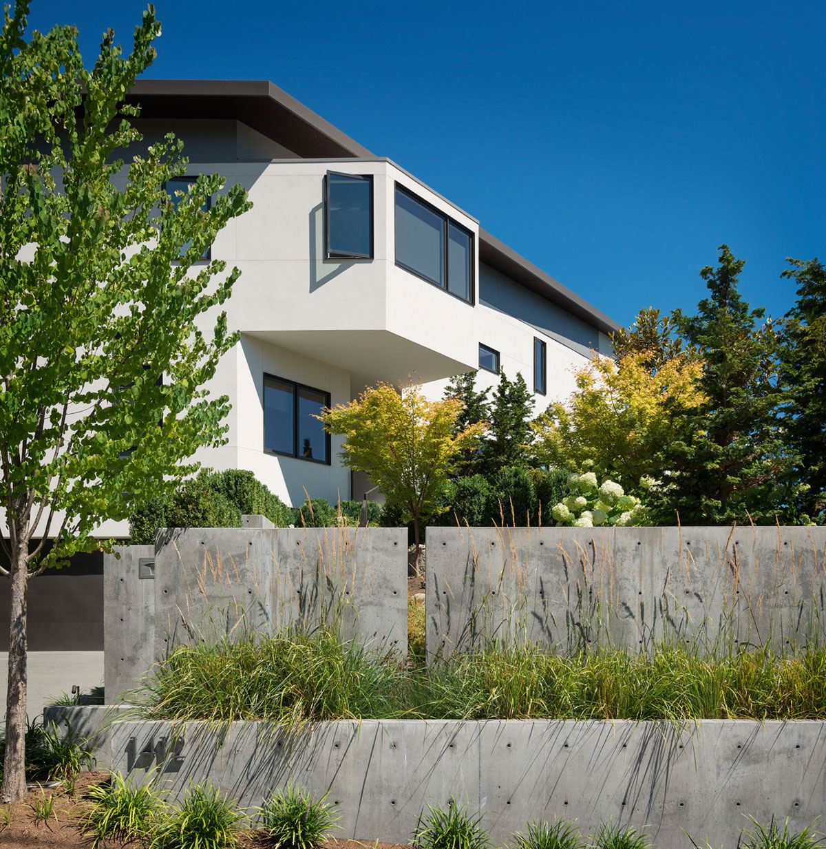 An Elegant Lakeside Summer Home with Modern and Spectacular Views in Seattle by CCS Architecture (1)