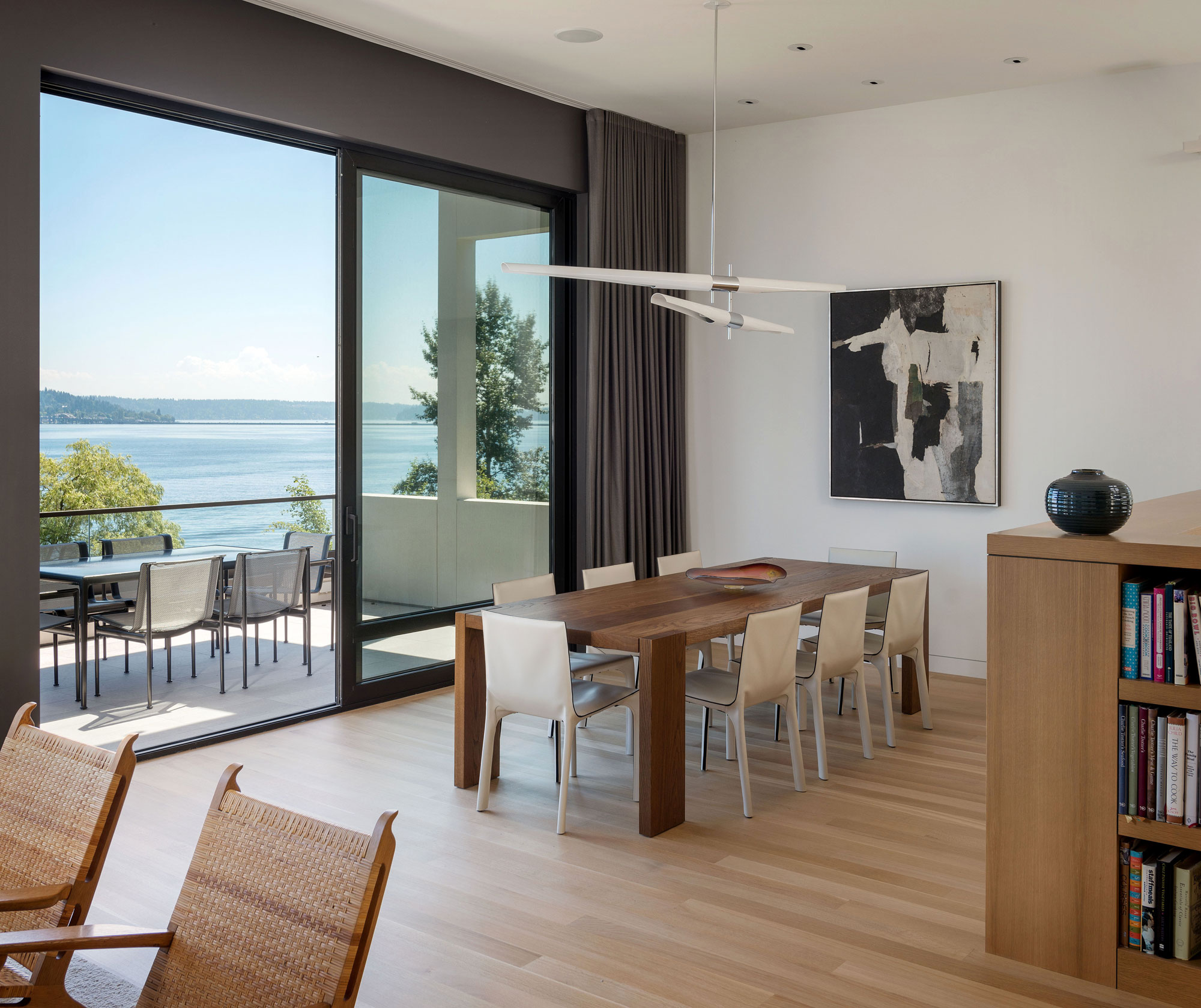 An Elegant Lakeside Summer Home with Modern and Spectacular Views in Seattle by CCS Architecture (10)