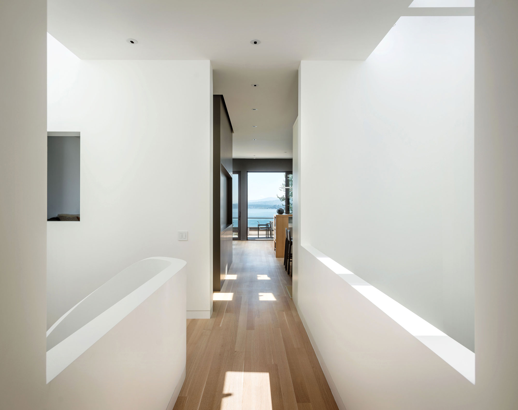 An Elegant Lakeside Summer Home with Modern and Spectacular Views in Seattle by CCS Architecture (16)