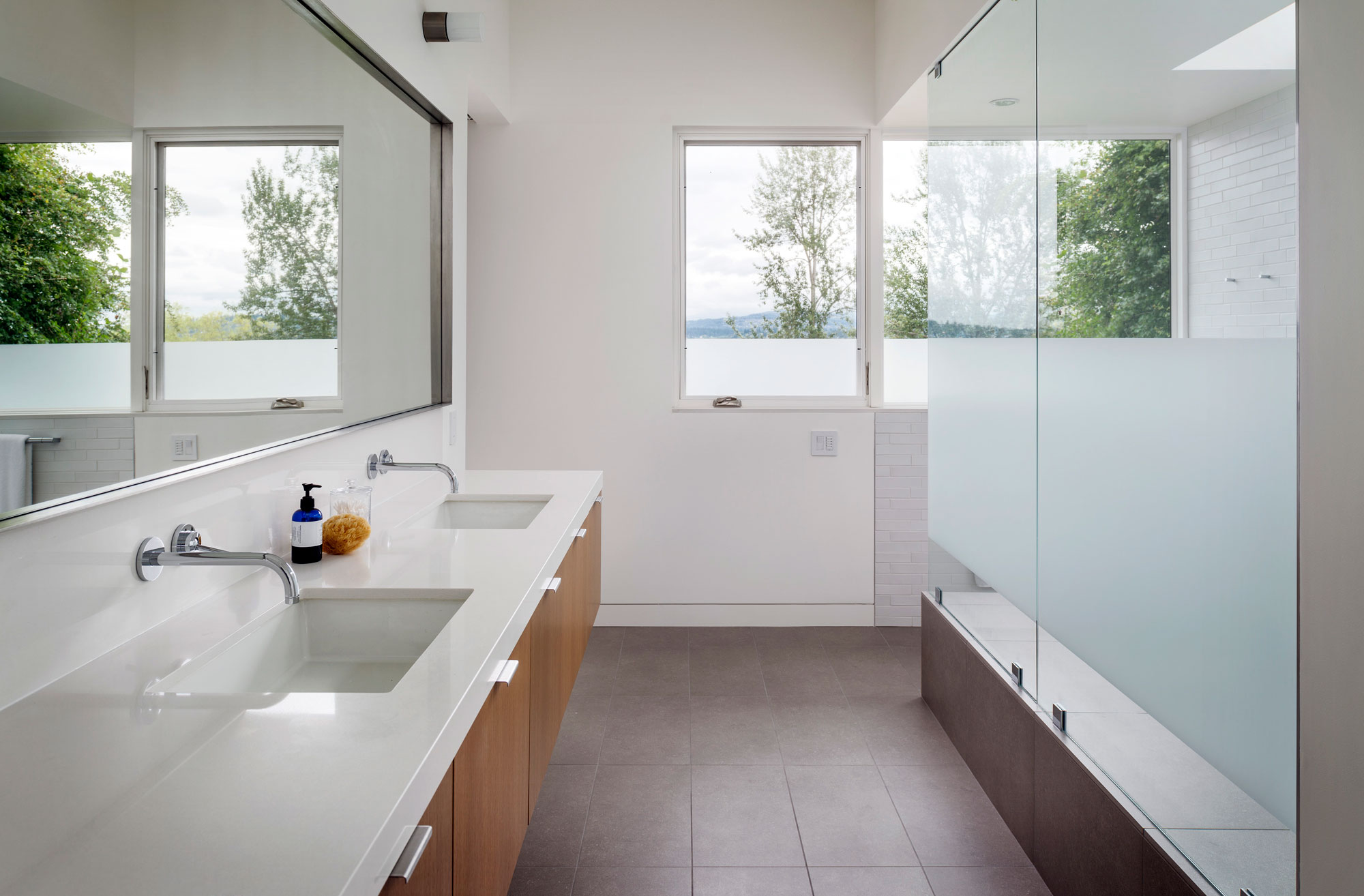 An Elegant Lakeside Summer Home with Modern and Spectacular Views in Seattle by CCS Architecture (19)