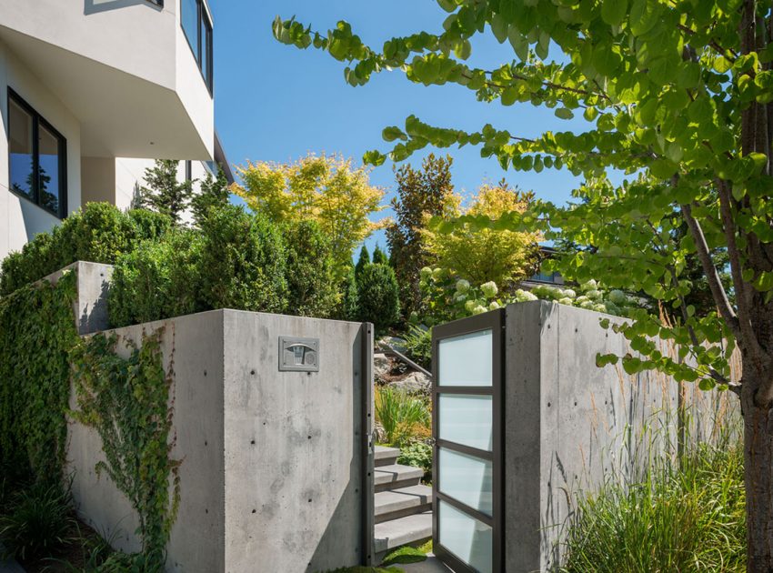 An Elegant Lakeside Summer Home with Modern and Spectacular Views in Seattle by CCS Architecture (2)