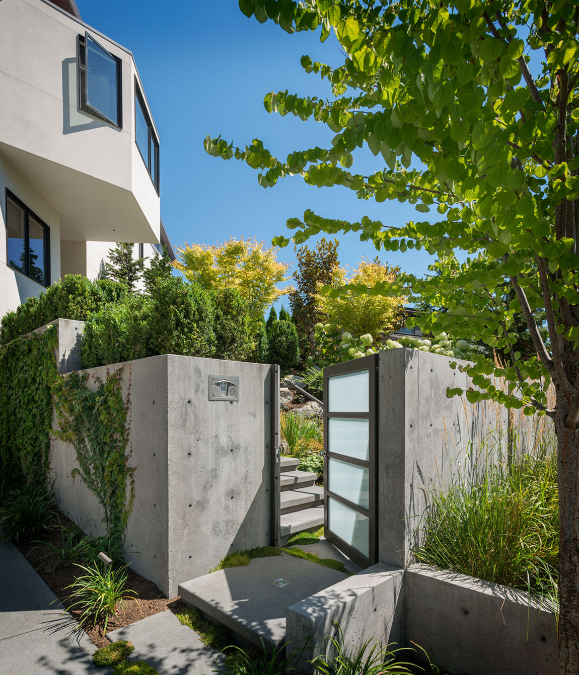 An Elegant Lakeside Summer Home with Modern and Spectacular Views in Seattle by CCS Architecture (2)