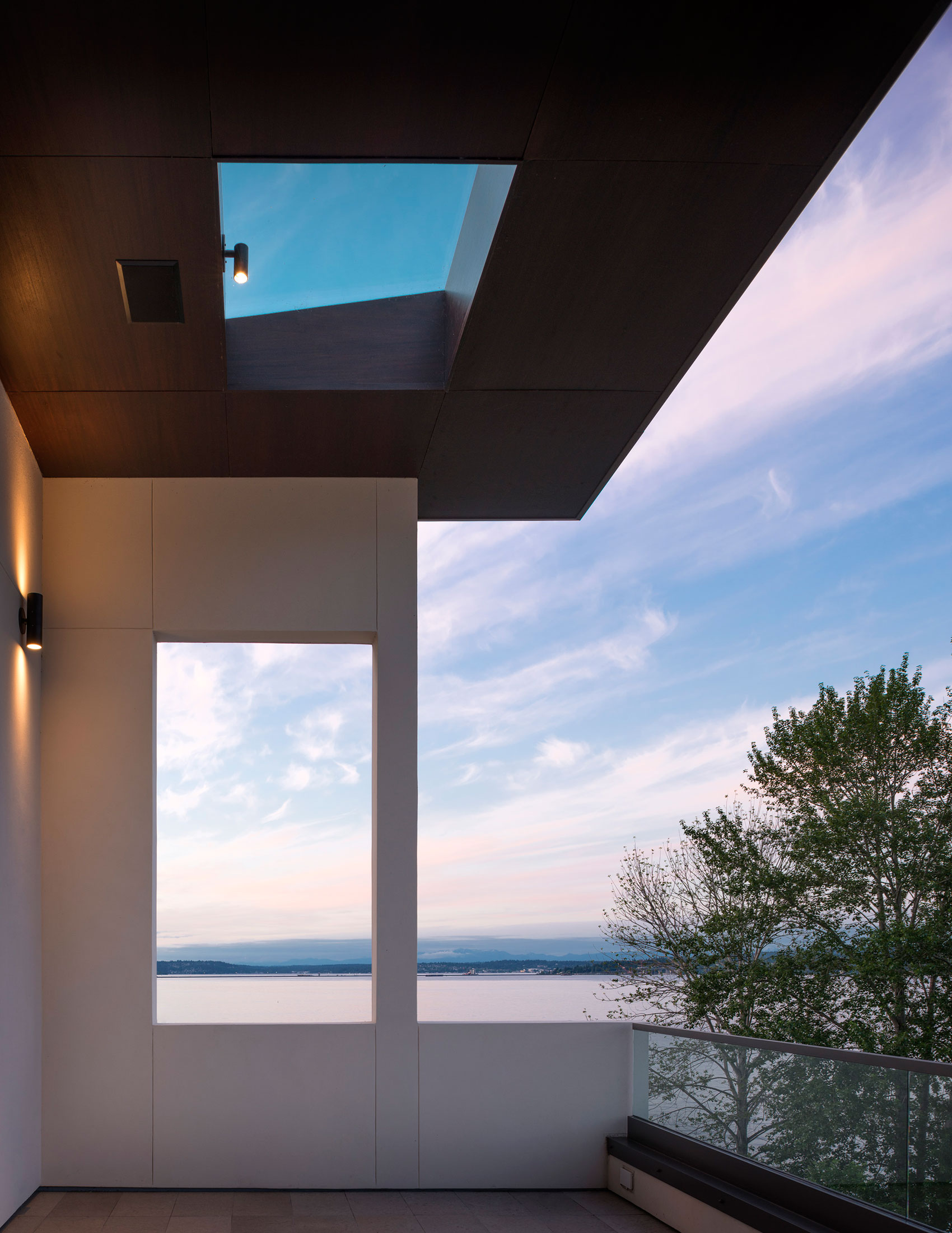 An Elegant Lakeside Summer Home with Modern and Spectacular Views in Seattle by CCS Architecture (20)