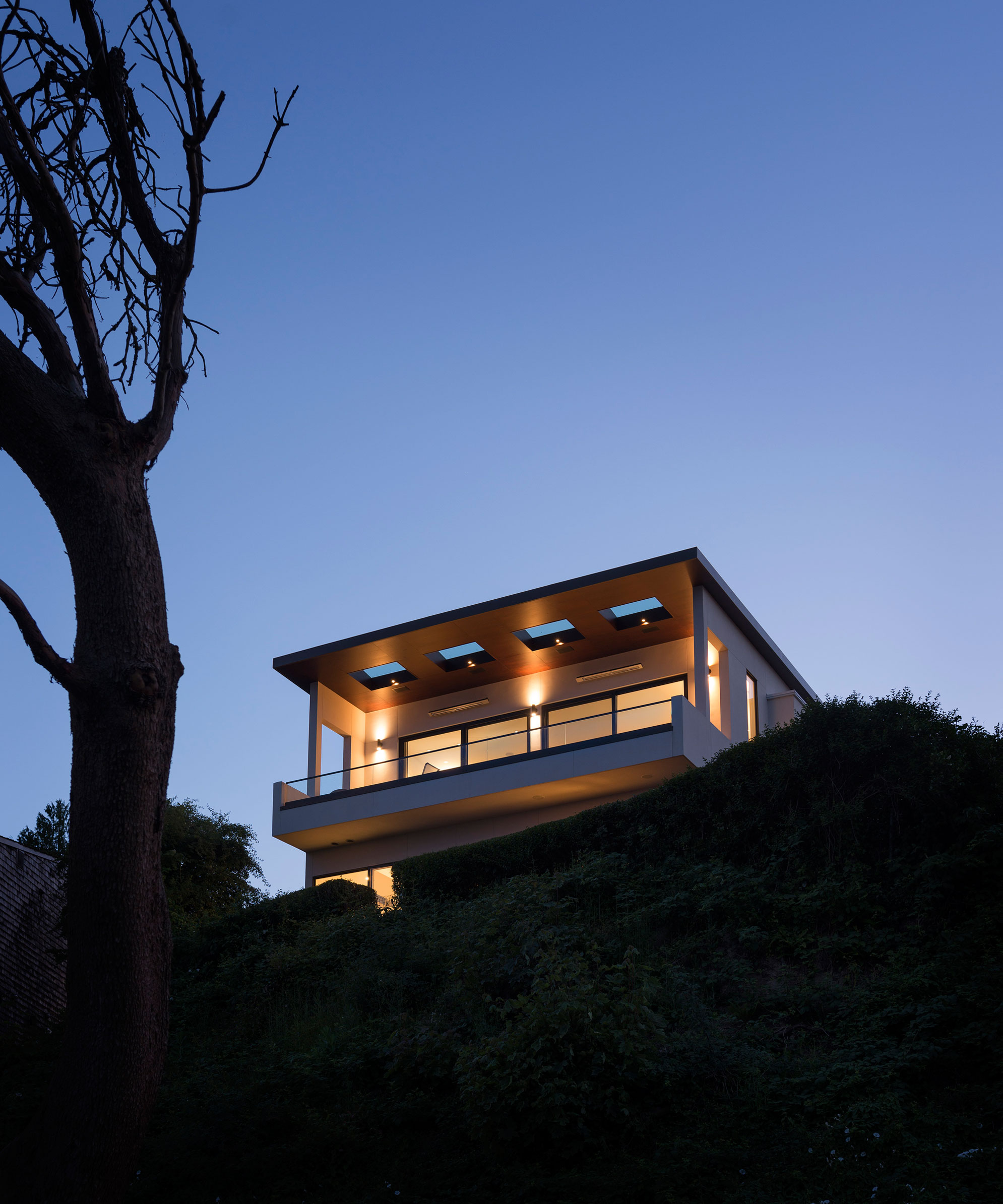 An Elegant Lakeside Summer Home with Modern and Spectacular Views in Seattle by CCS Architecture (25)