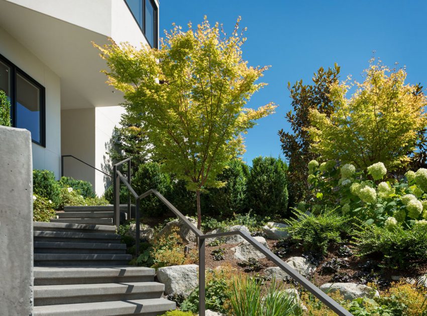 An Elegant Lakeside Summer Home with Modern and Spectacular Views in Seattle by CCS Architecture (3)