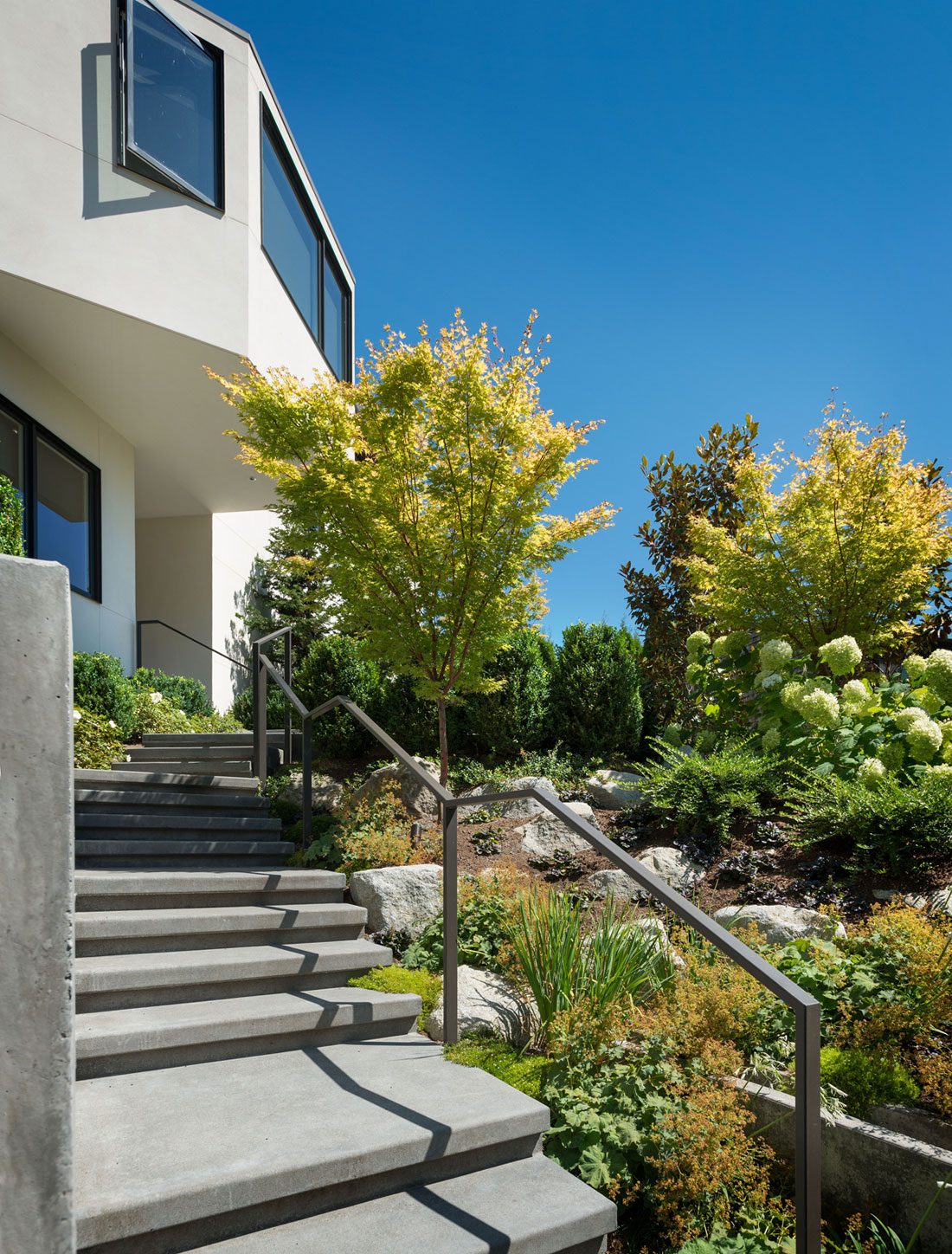 An Elegant Lakeside Summer Home with Modern and Spectacular Views in Seattle by CCS Architecture (3)