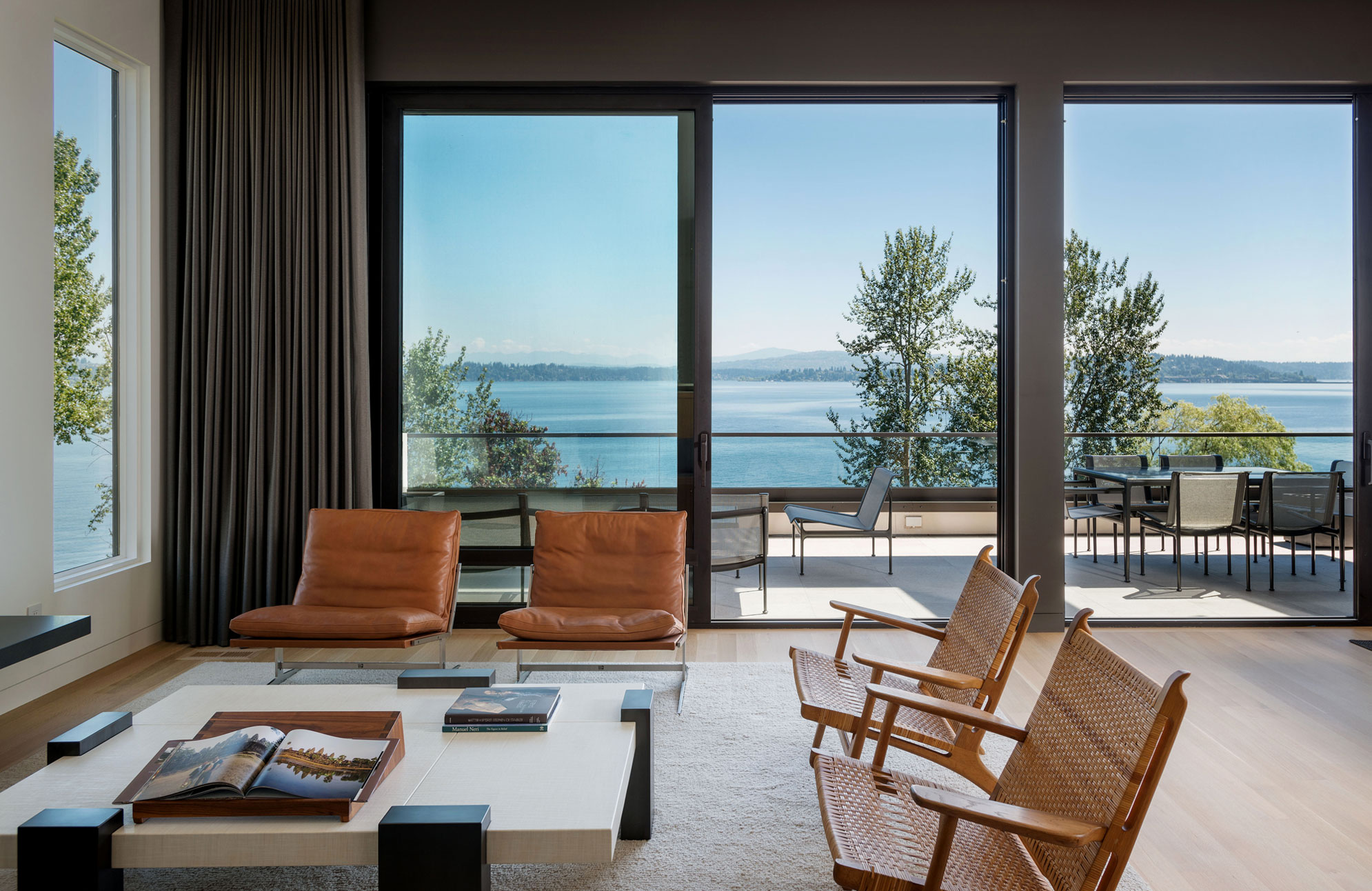 An Elegant Lakeside Summer Home with Modern and Spectacular Views in Seattle by CCS Architecture (7)