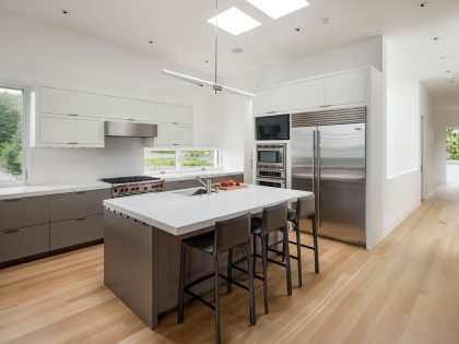 An Elegant Lakeside Summer Home with Modern and Spectacular Views in Seattle by CCS Architecture (8)