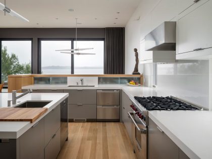 An Elegant Lakeside Summer Home with Modern and Spectacular Views in Seattle by CCS Architecture (9)