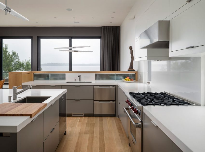 An Elegant Lakeside Summer Home with Modern and Spectacular Views in Seattle by CCS Architecture (9)