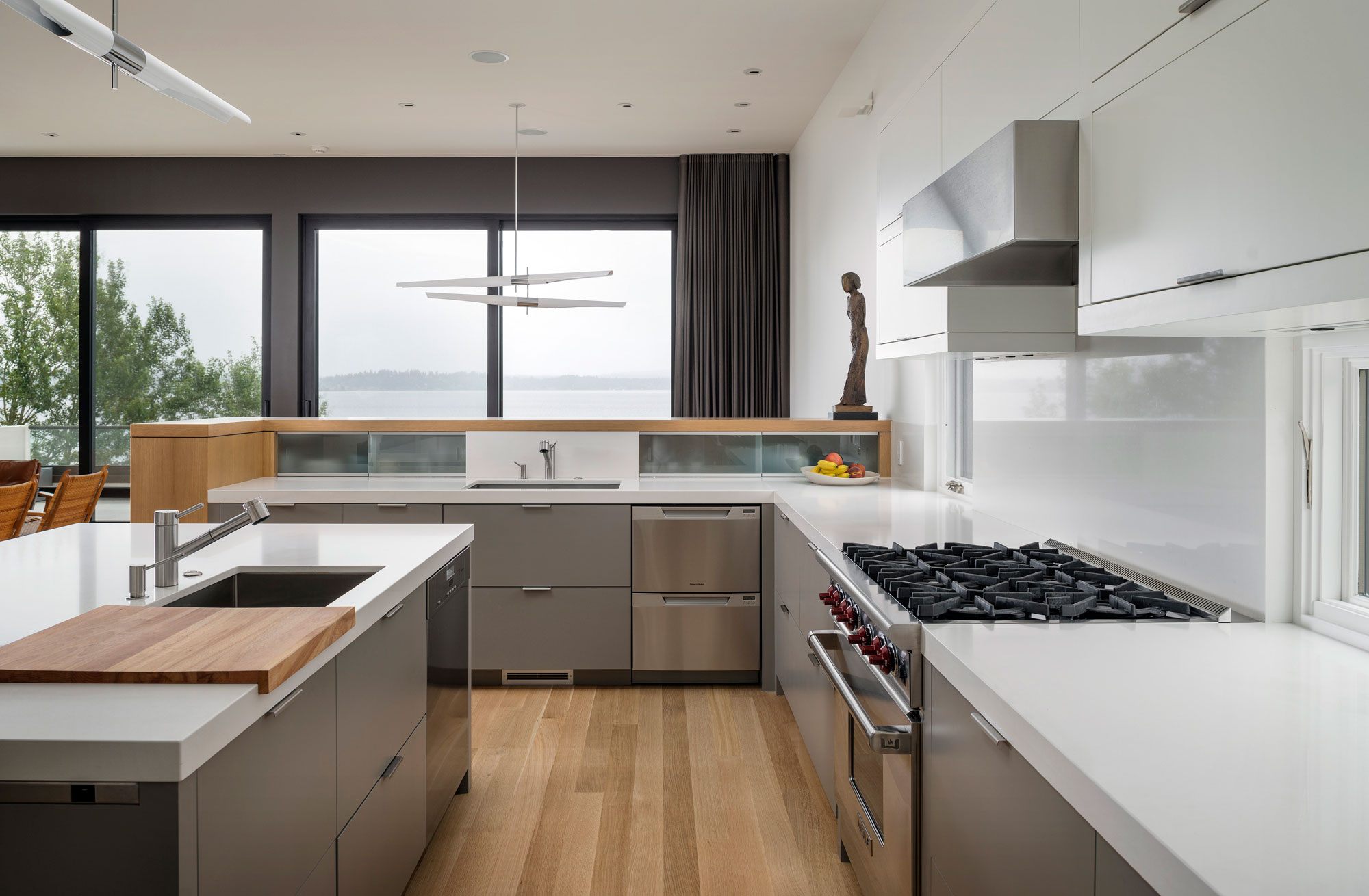 An Elegant Lakeside Summer Home with Modern and Spectacular Views in Seattle by CCS Architecture (9)