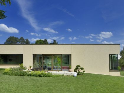 An Elegant Minimalist Home with a Roof Garden in Bavaria, Germany by F64 Architekten (2)